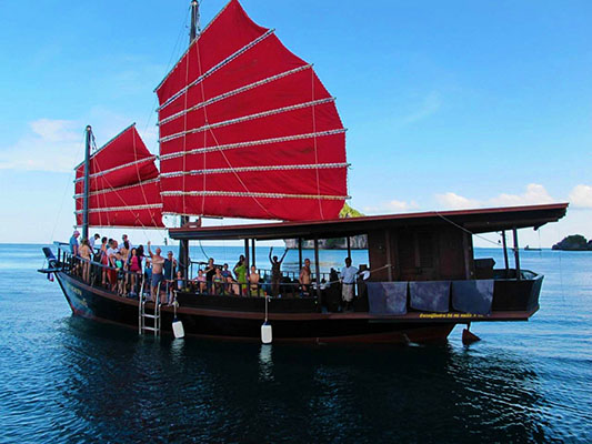 Set sail for the tropical 4 Islands from famous Railey beach on the junk